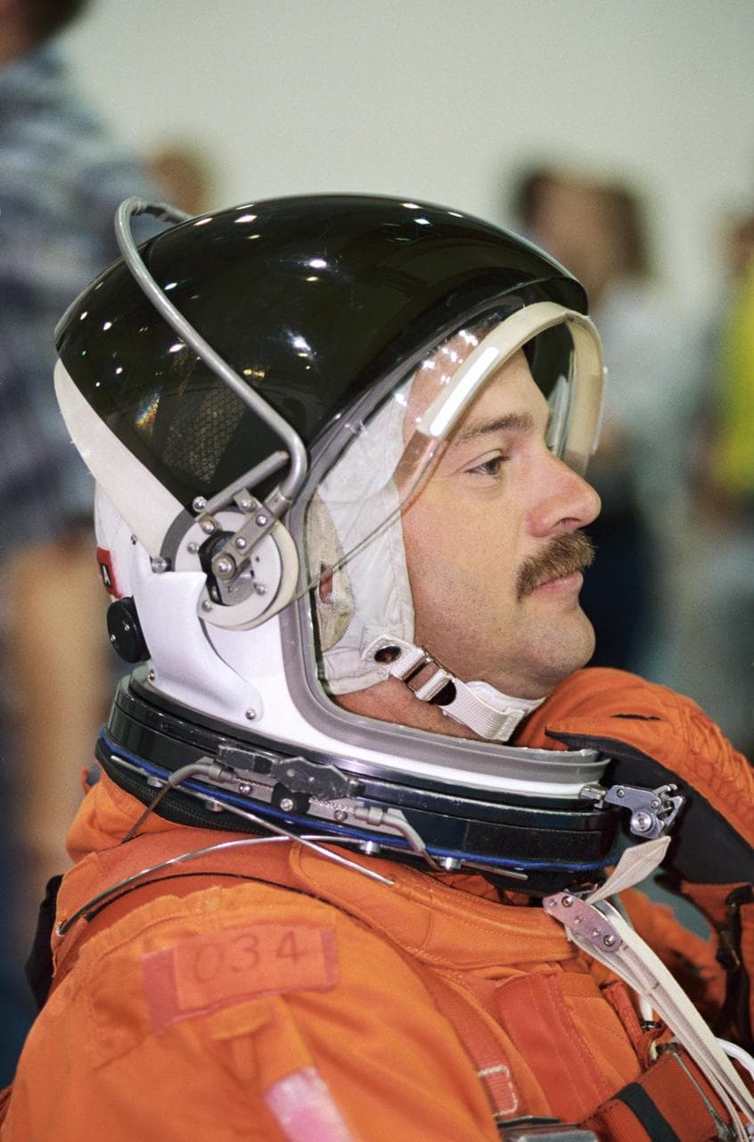 STS-109 crew during Water Survival Training at SCTF