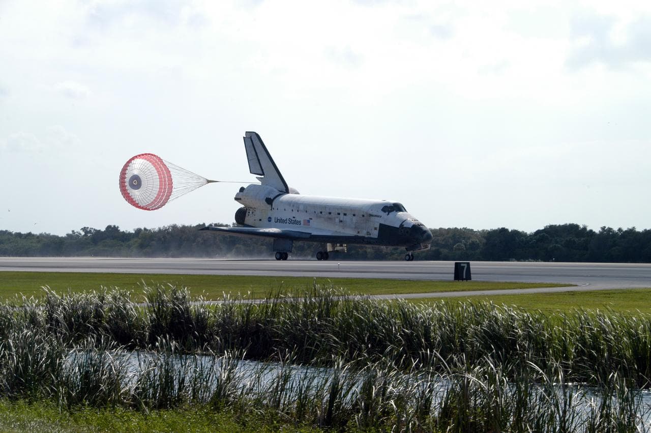 Space shuttle Discovery STS-120 touches down on Runway 33