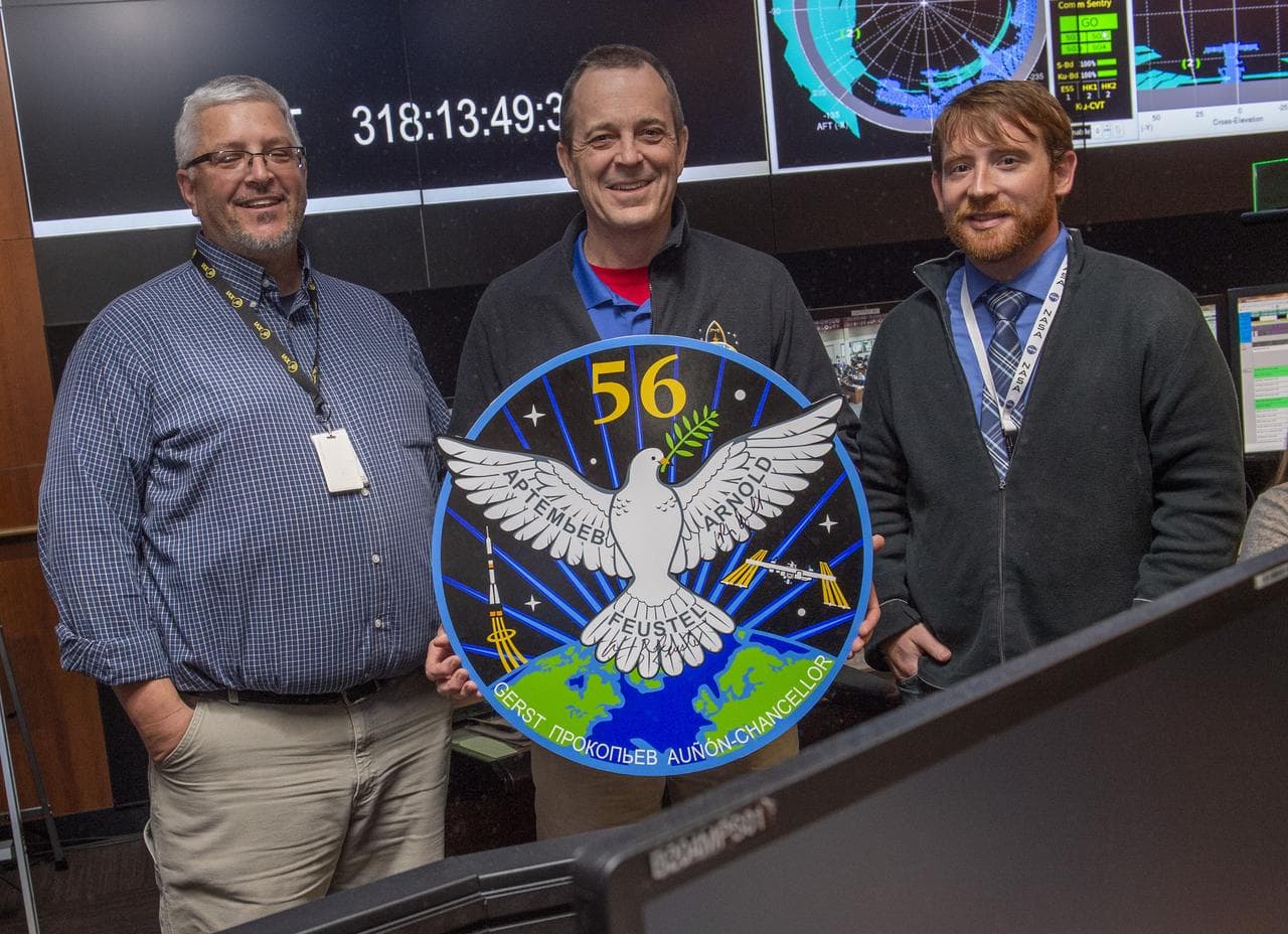 6415   CHUCK JACKSON, ASTRONAUT ARNOLD, JOHN NIX POSE WITH EXPED