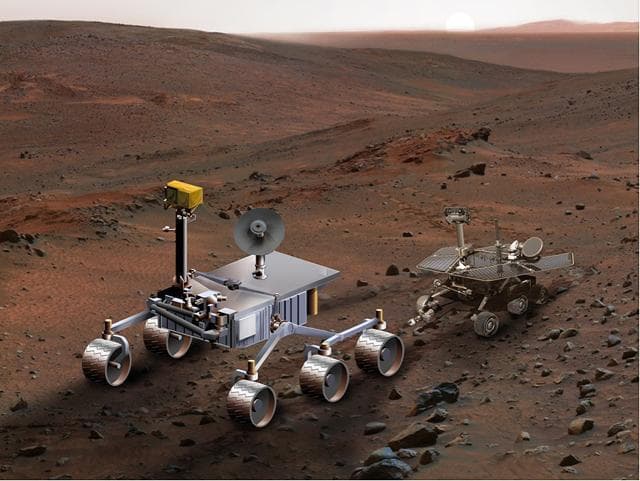 Size Comparison, Mars Science Laboratory and Mars Exploration Rover Artist Concept