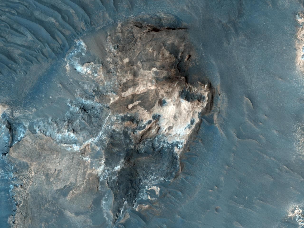 Light-Toned Outcrop in Aureum Chaos