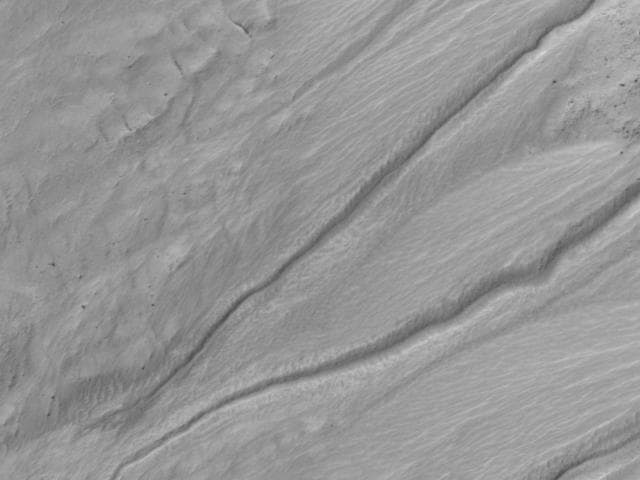Changes in a Gully in a Mars Crater Two-Image Comparison