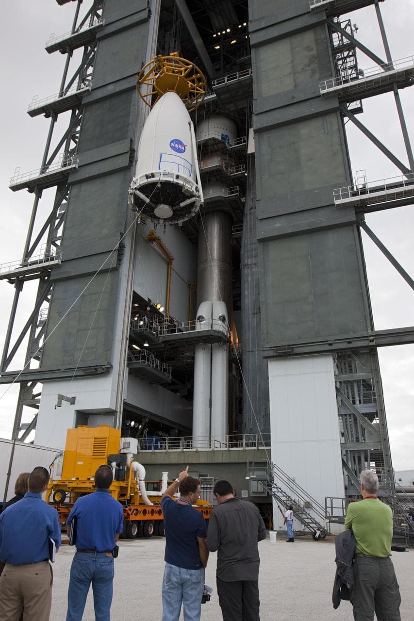 Hoisting NASA Mars Science Laboratory Onto Its Atlas V