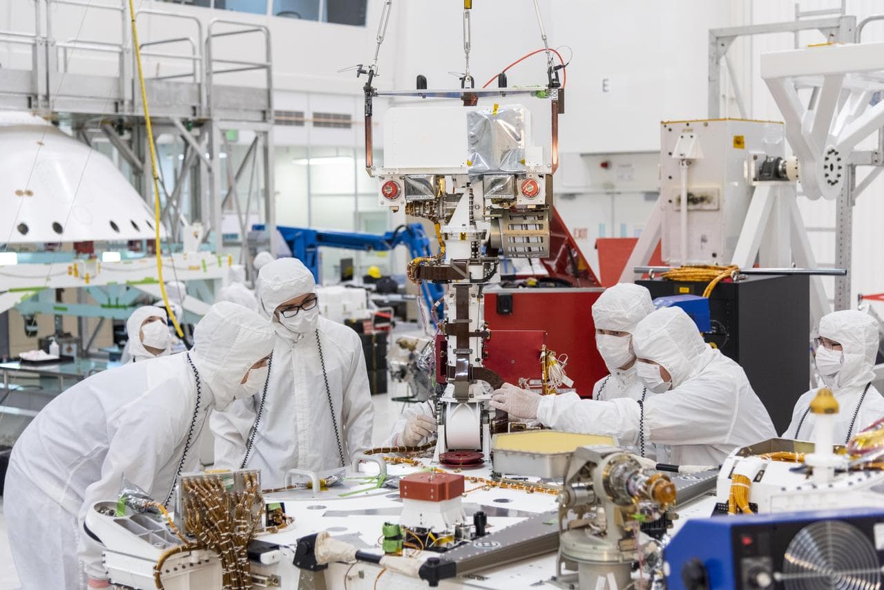 Mars 2020 Mast Goes On