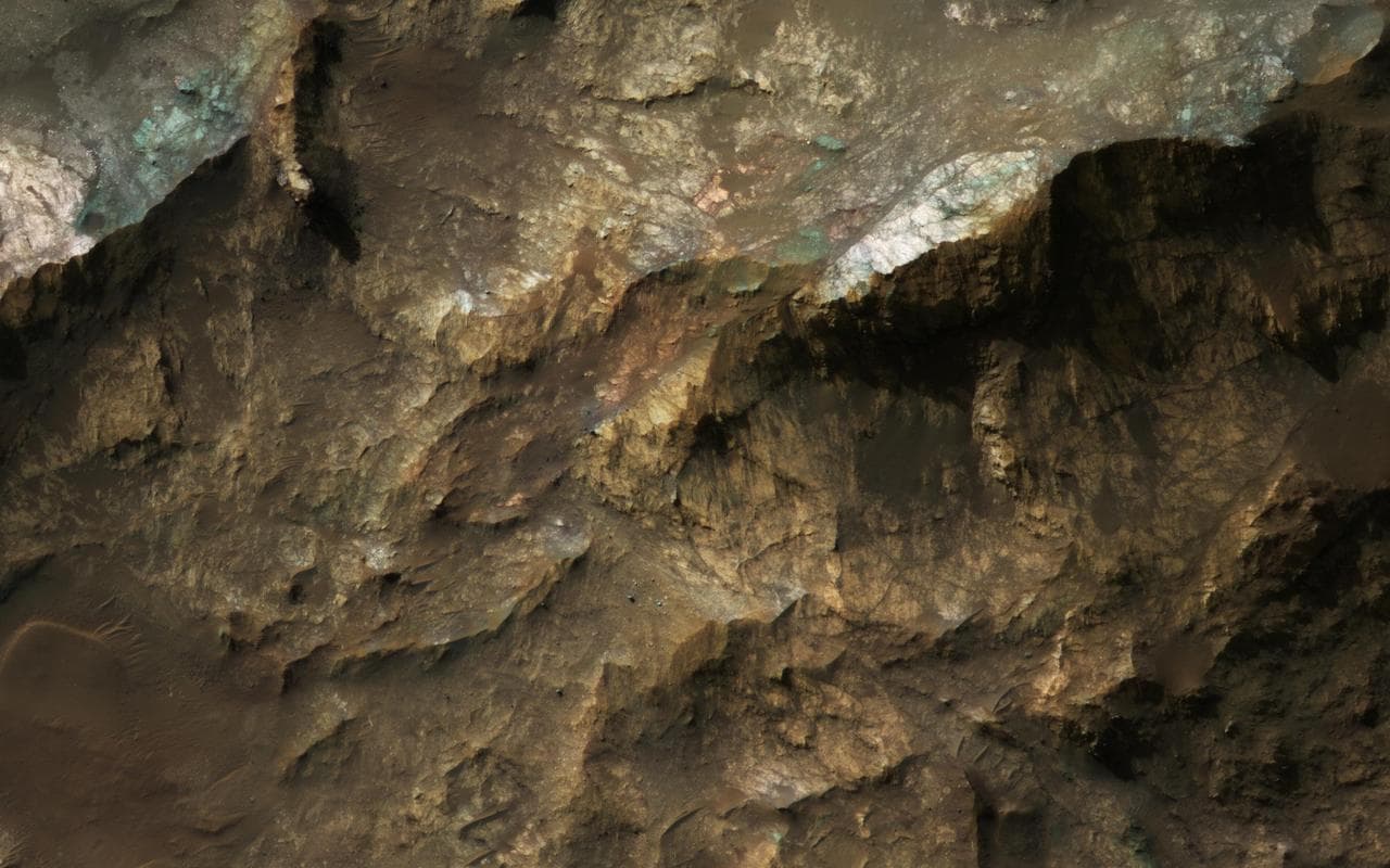 Mars Underground Exposed: The Central Peak of Alga Crater