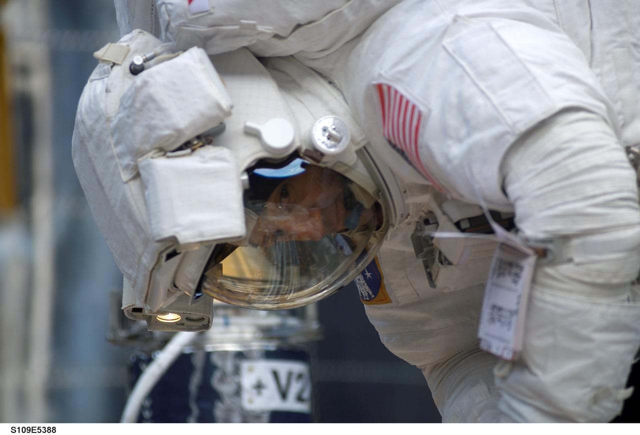 STS-109 MS Massimino during second EVA
