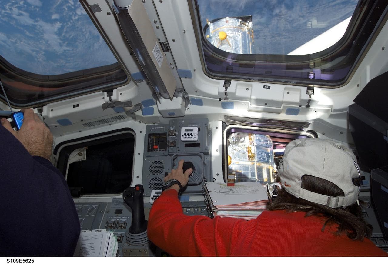MS Currie at RMS controls during EVA 2