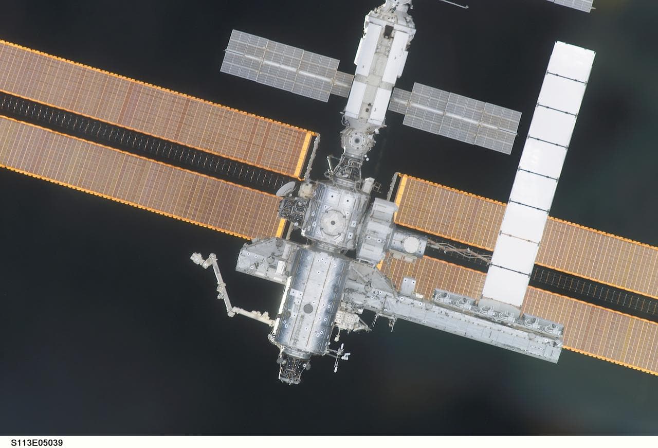Views of the International Space Station (ISS) Rendezvous Operations during STS-113 (11A)