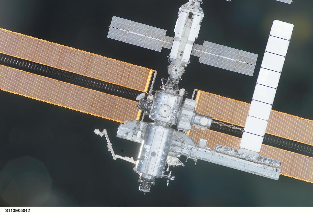 Views of the International Space Station (ISS) Rendezvous Operations during STS-113 (11A)