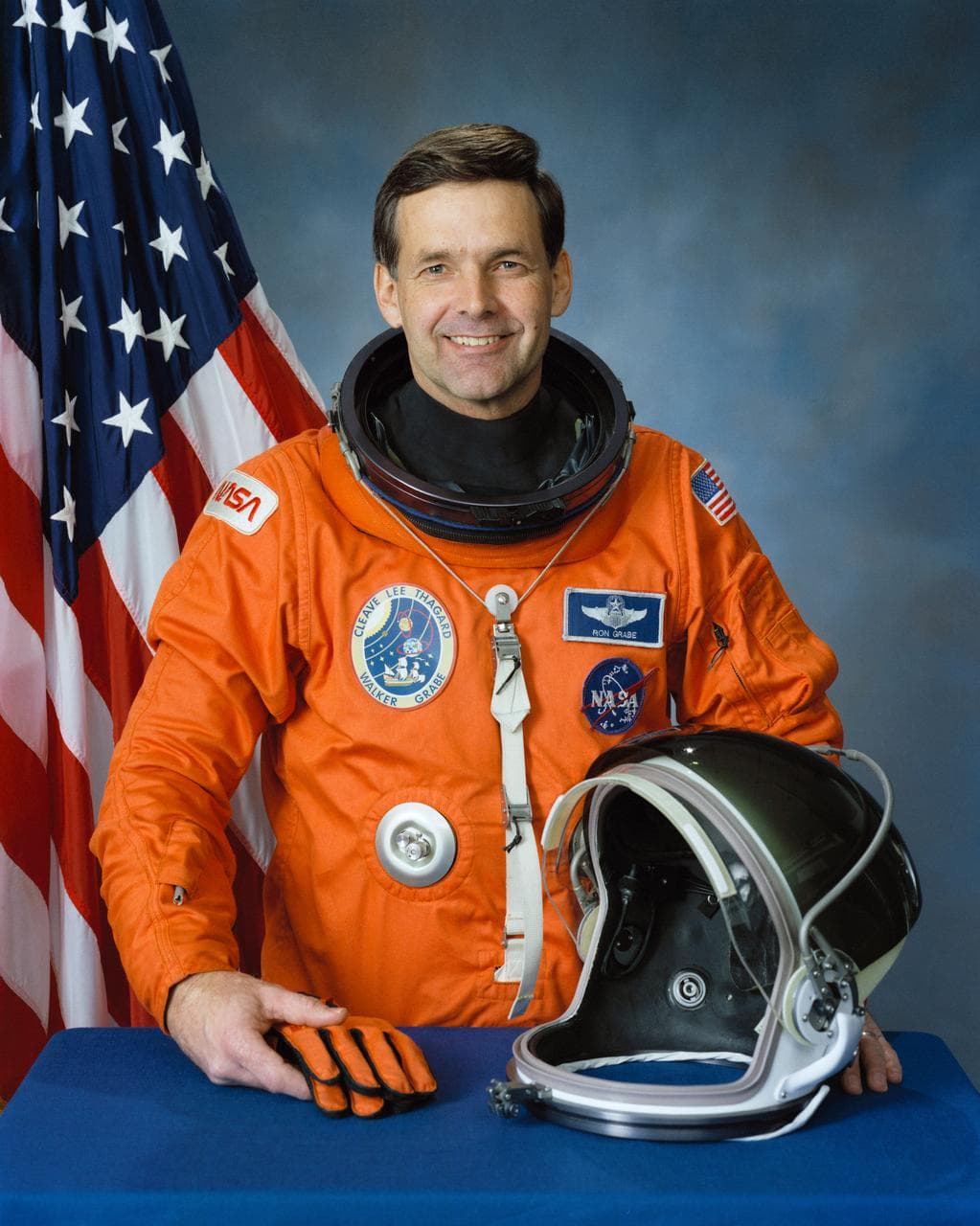 Official portrait of astronaut Ronald J. Grabe