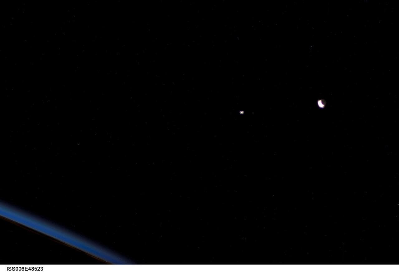View of crescent moon and the planet Venus during Expedition Six