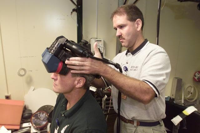 STS-109 Crew Training  in VR Lab, Building 9