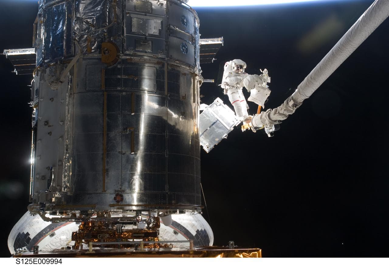 STS-125 MS3 Grunsfeld and MS5 Feustel during EVA5