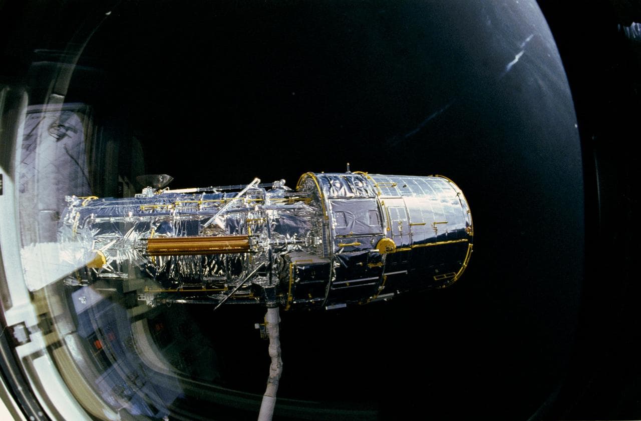 STS-31 pre-deployment checkout of the Hubble Space Telescope (HST) on OV-103