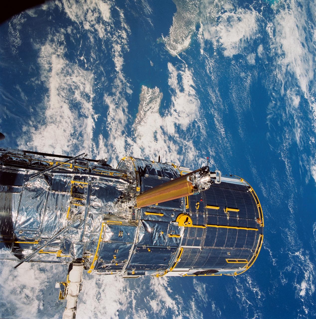 STS-31 Hubble Space Telescope (HST) pre-deployment procedures aboard OV-103
