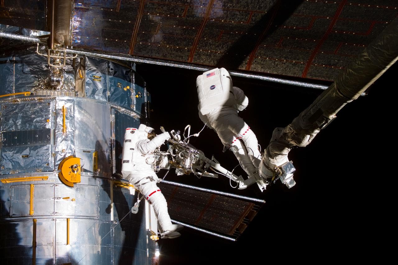 EVA 2 activity on Flight Day 5 to service the Hubble Space Telescope