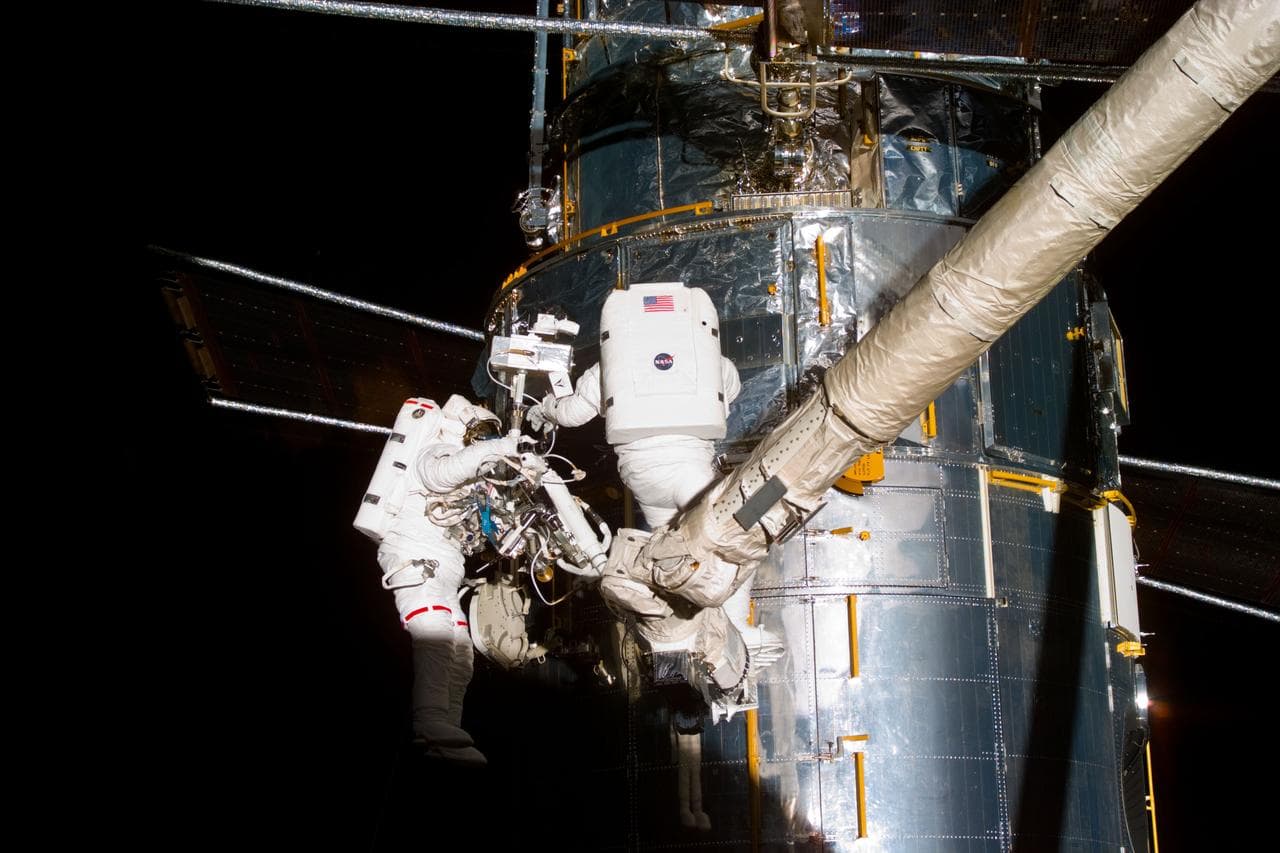 EVA 2 activity on Flight Day 5 to service the Hubble Space Telescope