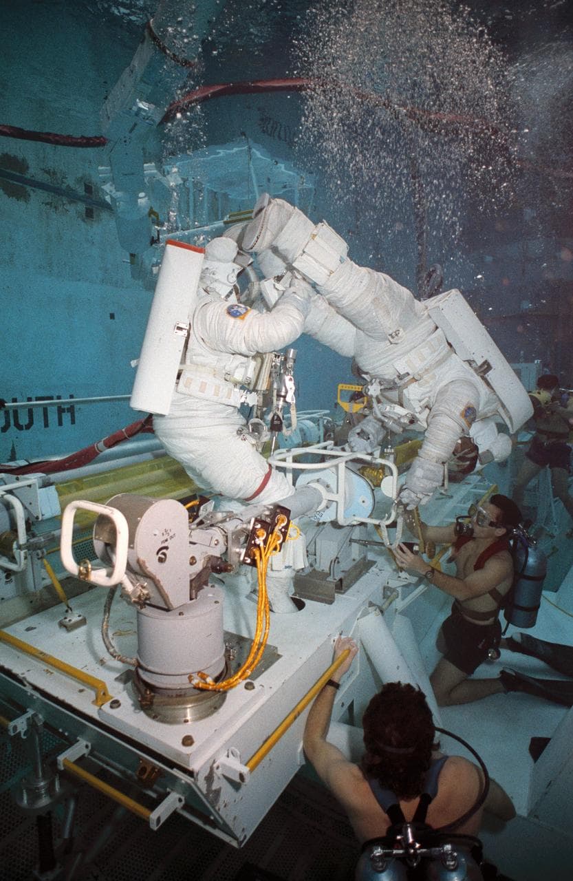 Astronauts Thomas D. Akers and Kathryn C. Thornton during WETF training
