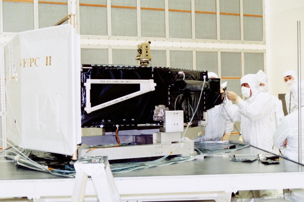 Workers at Cape Canaveral install mirror in Wide Field/Planetary Camera II