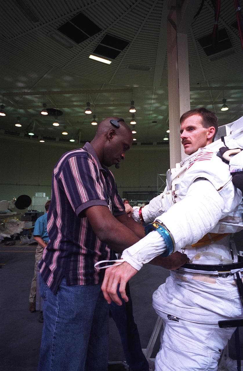 STS-82 training in WETF facility with Steve Smith and Mark Lee