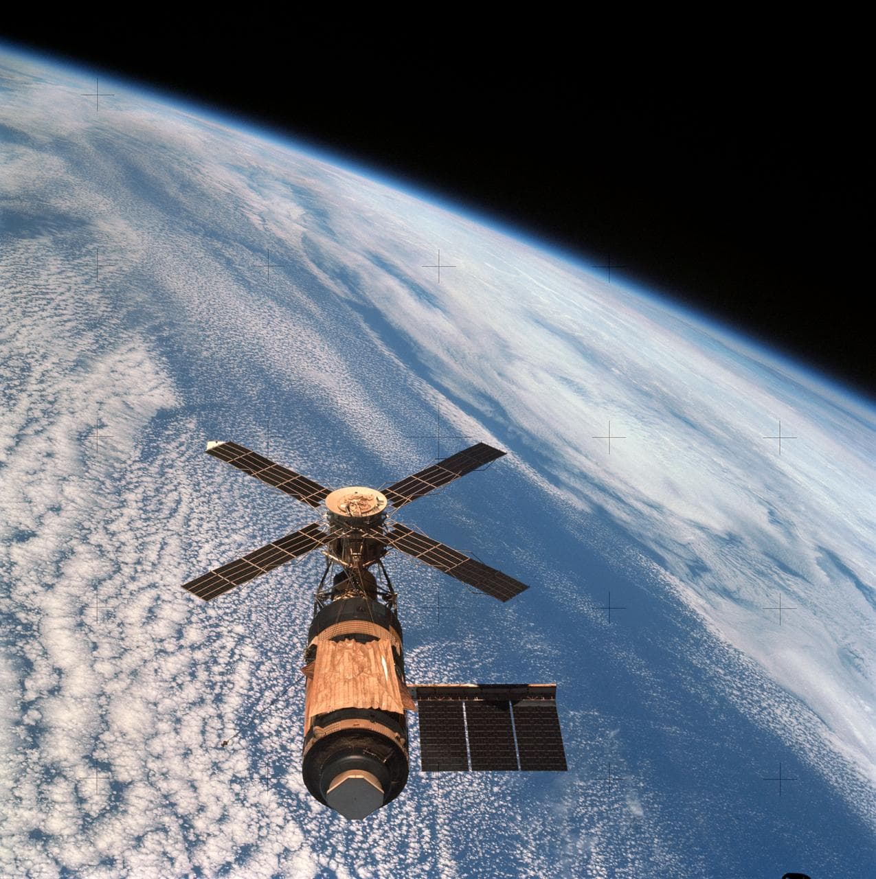 View of Skylab space station cluster in Earth orbit from CSM