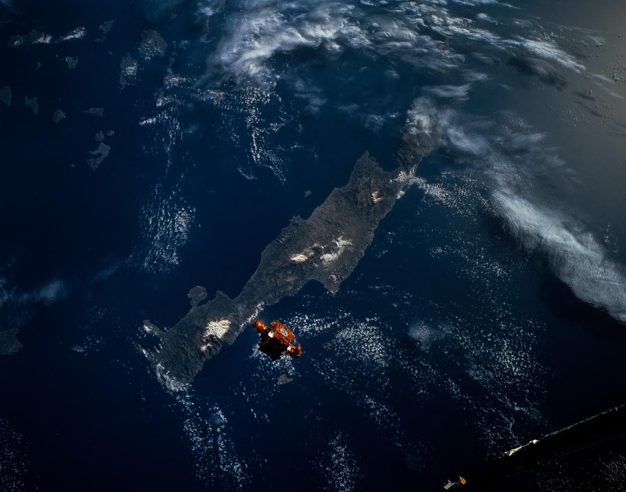 STS-56 view of freeflying SPARTAN-201 backdropped over the Mediterranean Sea