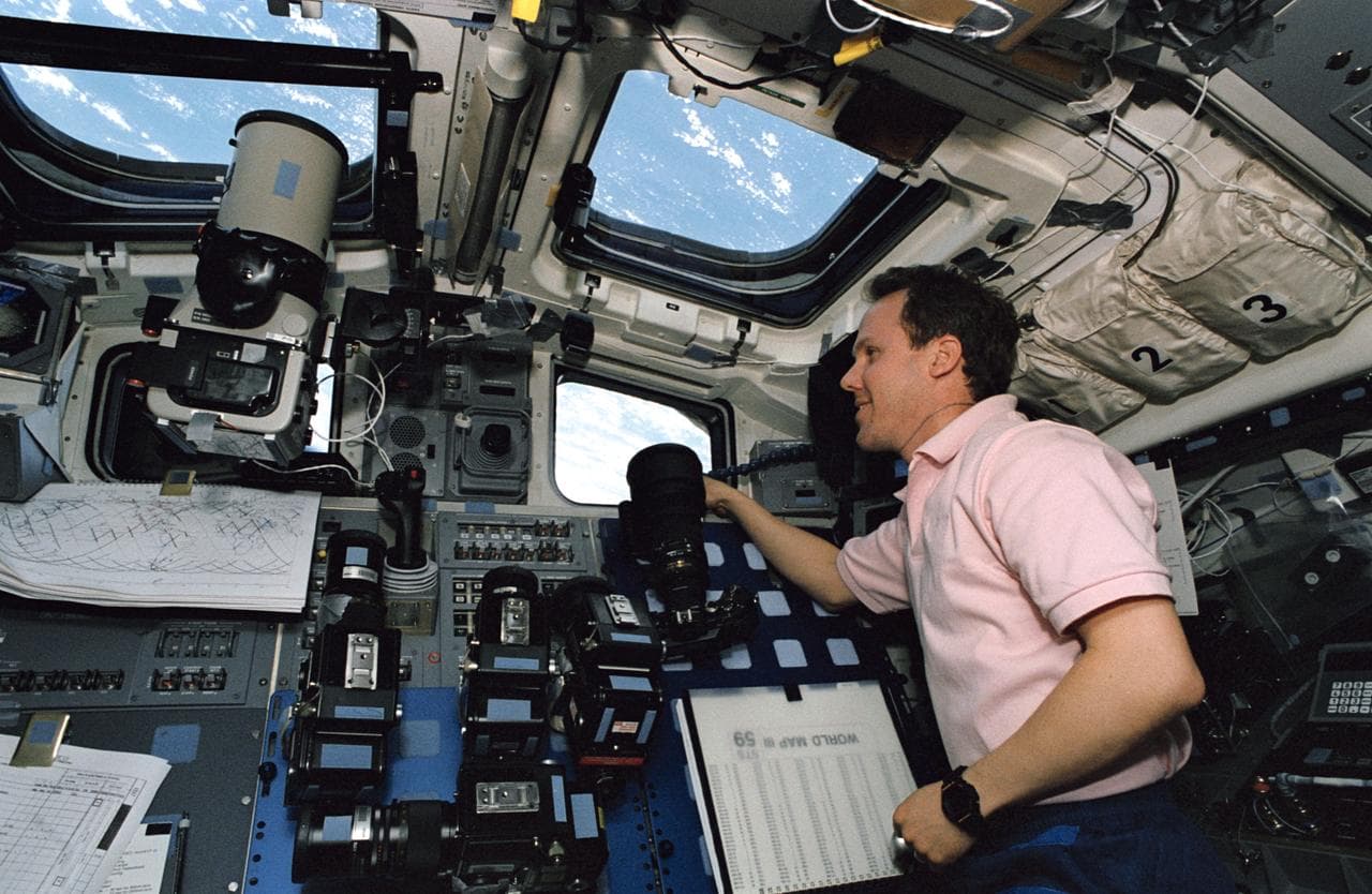 Astronaut Thomas Jones monitors cameras on targets of opportunity