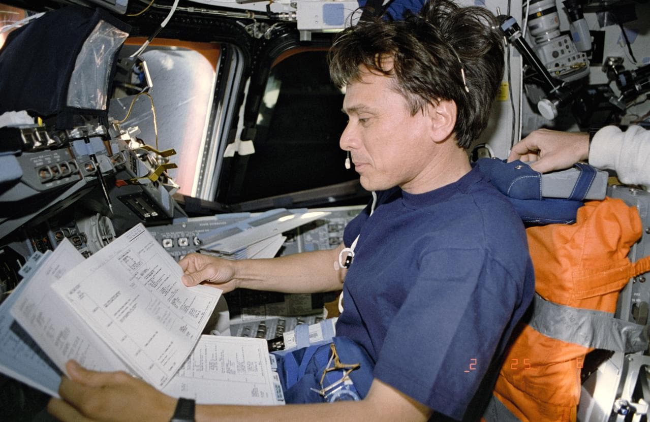 Astronaut Chang-Diaz on forward flight deck during TSS-1R deployment