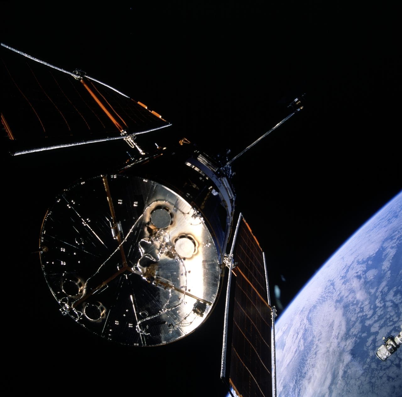 HST, deployment of the telescope on Flight Day 9