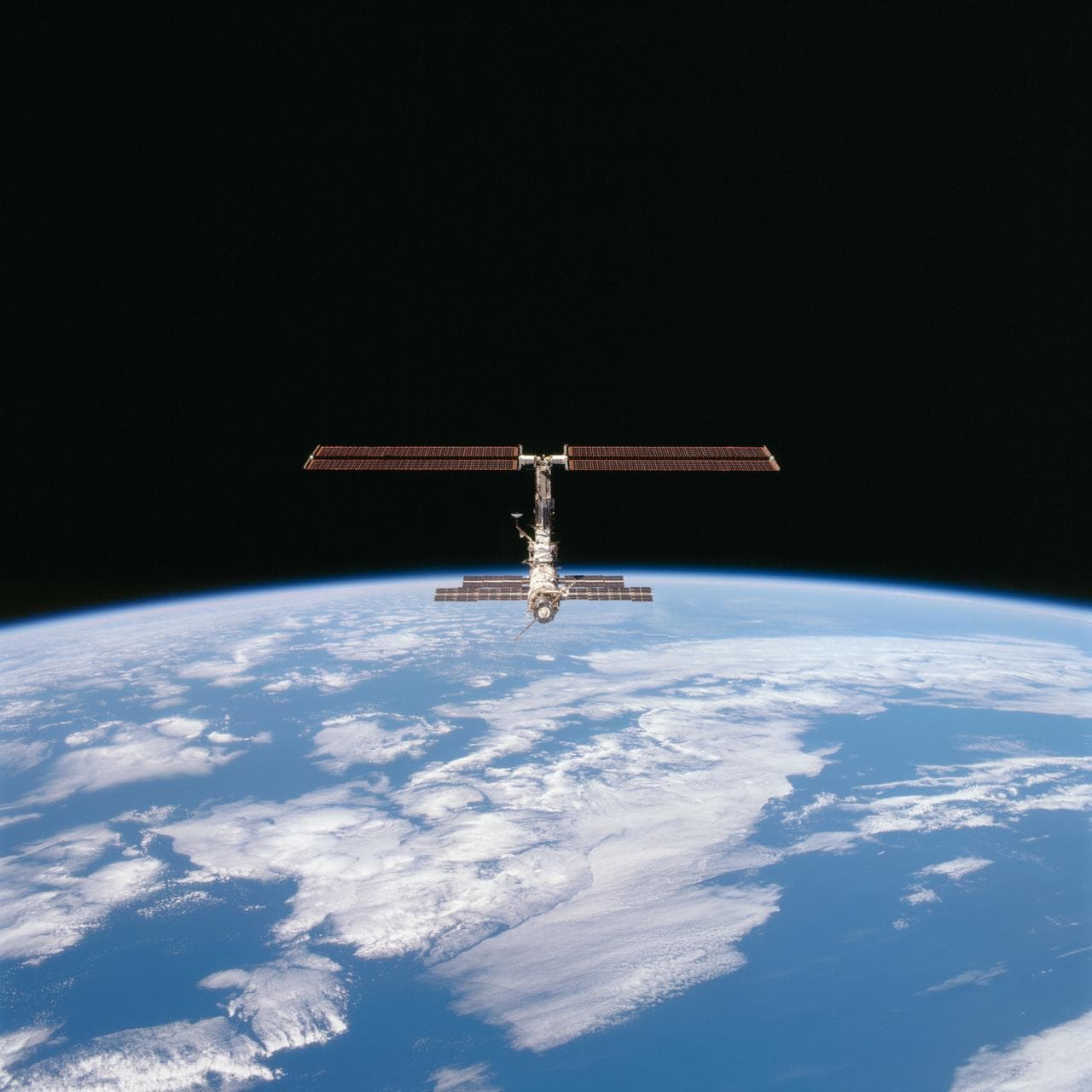 Views of the ISS during Endeavour's final flyaround for STS-97